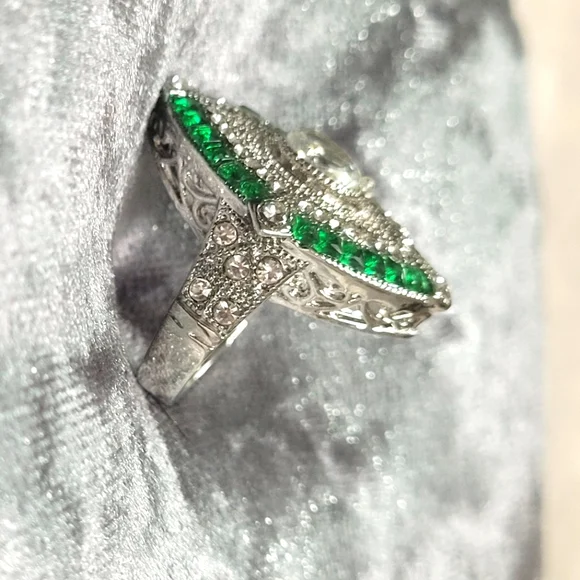 Vintage Oval Green Rhinestone Ring - Picture 4 of 6